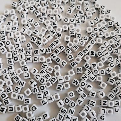 China High Quality Wholesales 7mm Square Alphabet Letter Bead Kids Toys Open Kit Acrylic Beads For Jewelry Making Name Bead Loose for sale