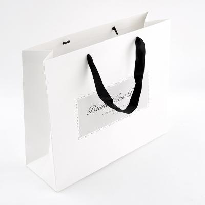 China Yunqian Recyclable Customized Personal Bolsas De Papel Para Compras Sachet Paper Paper Bags White Kraft Gift Shopping Bag Packaging for sale