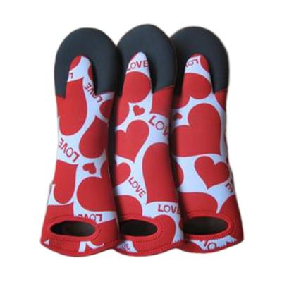 China Custom Printed Kitchen Anti-Slip Oven Mitts Heat Resistant Oven Long Sleeve Neoprene Microwave Oven Gloves for sale