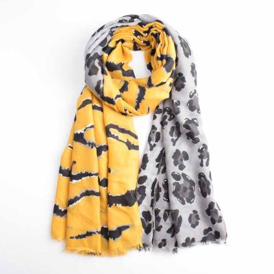 China 2020 new arrival fashion cotton wholesale ladies printed scarves yellow leopard print silver hot stamping cotton shimmer women scarves for sale