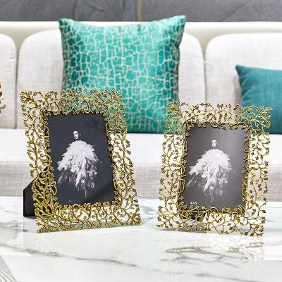 China Classical Nordic European style metal view cavity metal 6/7 inch gold frame family photo frame à venda