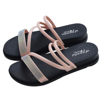 China Fashion Trend Women's Beach Slippers China Factory Direct Sales Outdoor Slippers For Lady Fashion Low Heels Slippers Stocks for sale