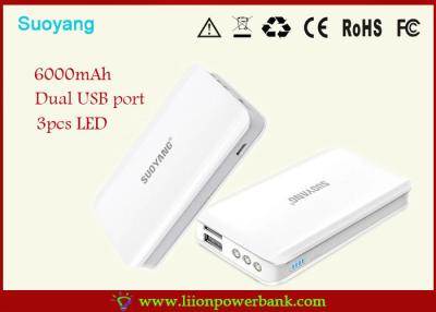 China Batería portátil universal dual blanca impermeable del ABS del banco del poder del USB para los dispositivos móviles en venta