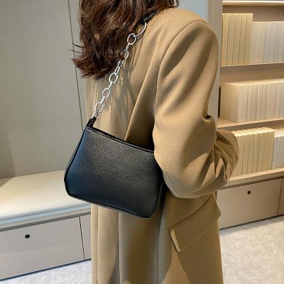 China 2023 new fashion design armpit bag factory PORTABLE wholesale women bag view messenger OME customization metallic luster chain design for sale