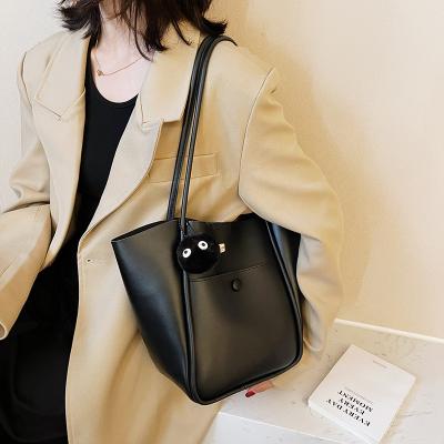 China 2023 new design PORTABLE ladies cross - body bags factory wholesale women soft single shoulder bag, minority messenger bag for sale