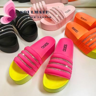 China Cushioning Leopard Women Beach New Summer Plus Size Rivet Jelly Bling Diamond Sandals Women Flat Rhinestone Slides Home Luxury Rivet for sale