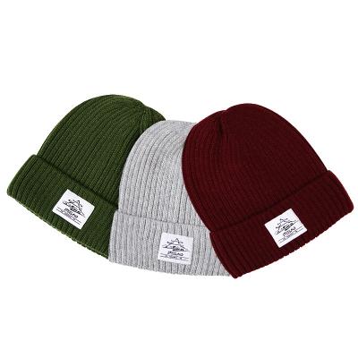 中国 Beanie manufacturer colorful custom logo beanie hat woven label cuff beanie 販売のため