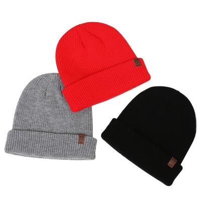 中国 new trendy soft winter beanie hat leather label beanies custom knitted beanie hat 販売のため