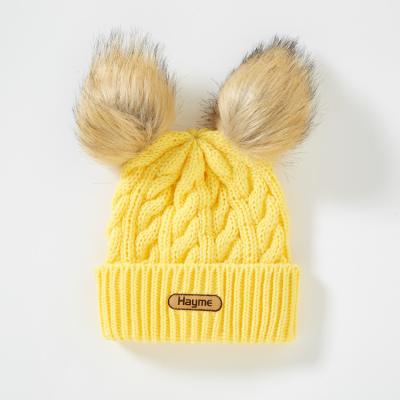 中国 Baby Size Warmly Thick Knit Beanie Leather Patches Toddler Beanie With Fur Pompom 販売のため