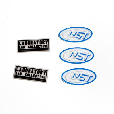 中国 Poplar Embossed Pvc Patches 3d Logo Letter Rubber Patch Label Clothing Badge 販売のため