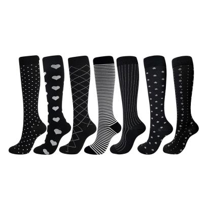 China Outdoor Sports Trend Breathable Unisex Compression Socks Wholesale Black Nylon Running Socks for sale