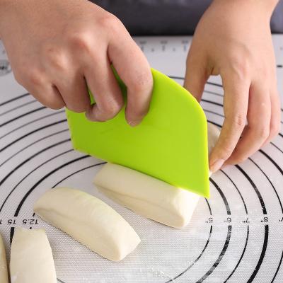 China Selling Bakeware Baking Cake Dough Hot Scraper Cutter Plastic Butter Knife for sale