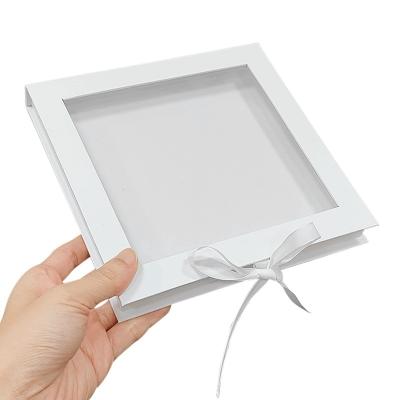 China Eco-vriendelijke, op maat gemaakte, magnetische flap kartonnen halskettingverpakking met transparant raam Te koop