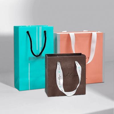 Cina Accessori a nastro Borsa di carta con logo personalizzato per la vendita al dettaglio Borse per imballaggio regalo in vendita