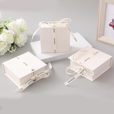 China Wit lint logo vouwbaar cadeaubon make-up kleding accessoires stijf karton met glanzend laminaat Te koop