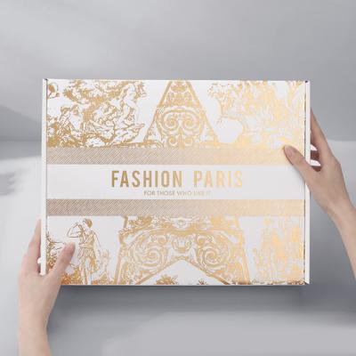 China Custom Eco Friendly Biodegradable Rigid Cardboard Geaffrouwde Verzenddoos Parfum Recycled Material Warm Stamping Geschenkdoos Te koop