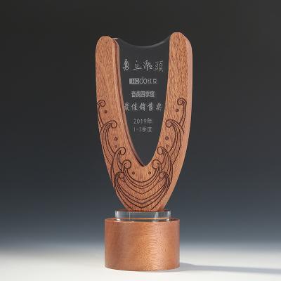 China Crystal Trophy Award Plaque Holder Stored at Low Wooden Stand for sale