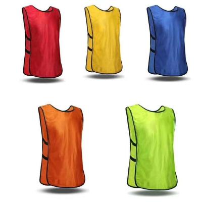 China Quick Dry ActEarlier No Logo Sports Use Pink Blue Red Green Yellow Black Orange Soccer Training Mesh Vests Bibs Soccer Aprons for sale