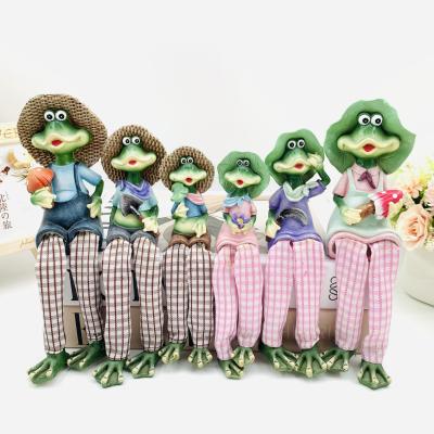 China China Resin Frog Garden Ornaments Large Medium And Small Size Fabric Frog Couples Resin Leg Opens Ornaments Home Gifts for sale