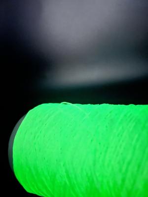 Chine 450D Diy Glow Yarn Naturel Blanc Fluorescent Tricoté écologique à vendre