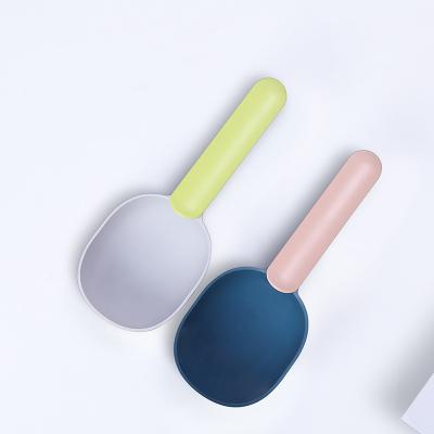 China 2021 Sustainable New Pet Feed Spoon Edible Grade Plastic Dog Food Scoop Thickened ABS Cat Food Spoon With Sealing Clip for sale