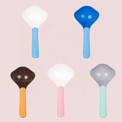 China Automatic Pet Cat Safe Accessories and Multi Function Cat Claw Dog Scoop Pet Food Feeding Shovel Shaped Plastic Pet Food Spoon for sale