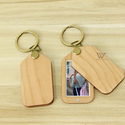 China Flip Wooden Key Chain 2021 New Style Fancy Couple Key Chain Key Ring Wooden Picture Keychain Fashion Love Photo View for sale