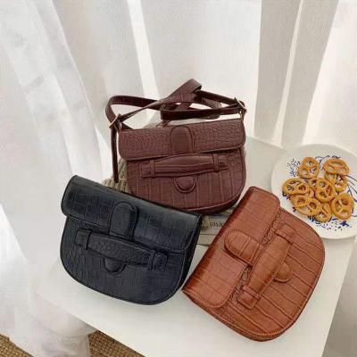 China Retro Saddle Bag Daily Used British Style Ladies Shoulder Bag Fashion Simple Design Ladies Messenger Bag for sale