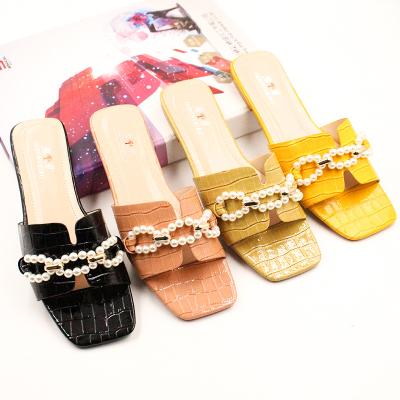 China Fashion Trend 2022 Summer Ladies Casual Sandals Bead Decoration Flat Bottom Anti Slip Slides Lightweight Slippers for sale