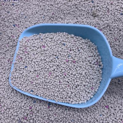 China Sustainable Agglutinable Bentonite Cat Litter Easy To Lay Out Lock Smell Floral Scent for sale