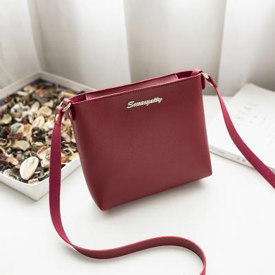 China Hot Selling Colorful Water Resistant Wholesale Ladies Handbags Chain Stylish Jelly Crossbody Purses Girls Personal Goods Handbags for sale