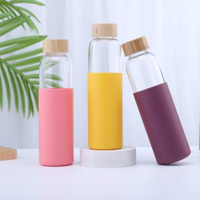 China Customized Sustainable Eco-friendly Borosilicate Bamboo Lid 550ml Glass Water Bottle With Silicone Sleeve for sale