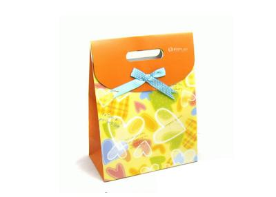 China Clothing Paper Carry Bags , Pantone Carry Paper Gift Bag With Ribbon for sale