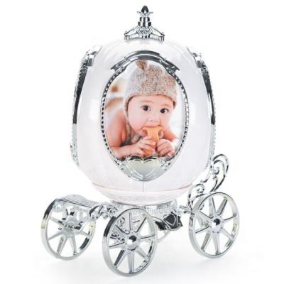 China New exquisite design pumpkin train royal exquisite children's toy music box carriage photo frame for sale