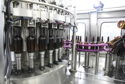 China Weinflaschenfüllen-Bier-Füllmaschine, Glasflaschen-füllende Linie hohe Produktions-Geschwindigkeit zu verkaufen