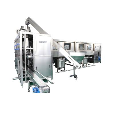 Chine Machine de remplissage de bouteilles de sauce chaude à SUS316L 2000BPH avec le décapsuleur automatique à vendre