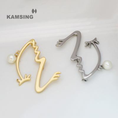 China Fashionable Kamsing- Brand Logo Pearl Brooches Zinc Alloy Pin Gold Silver Decorative Jewelry Pin Nickel Free Fashionable Badges For Clothing for sale