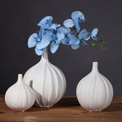 China CLASSIC Shaped Attractive Nordic White Vase Garlic Design Accessories Luxury Porcelain Home Decor for sale