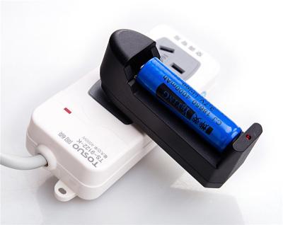 Chine Chargeur 14500/10440, chargeur de batterie de poids léger de la batterie Rcr123 100% examiné à vendre