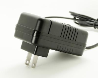 China Cargador de batería audio del cargador de batería li-ion del conector 12,6 V del módem de ADSL 95g en venta