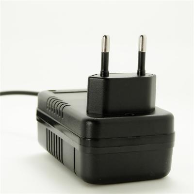 China KN Ladegerät 1A 12V 2A 12W 24W 12,6 V Li Ionenin Kr-Stecker lang unter Verwendung des Lebens zu verkaufen