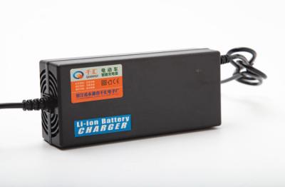 China Cargador de batería portátil del carro de golf de 54.6v 2a, cargador de batería eléctrico de la vespa de 42v 2a en venta