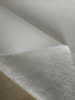 China Auftauchendes kombiniertes Fiberglas des Polyester-Schleiers hackte die Strangmatte, die hauptsächlich an den Pultrusionsprofilen 270g+45g angewendet wurde zu verkaufen