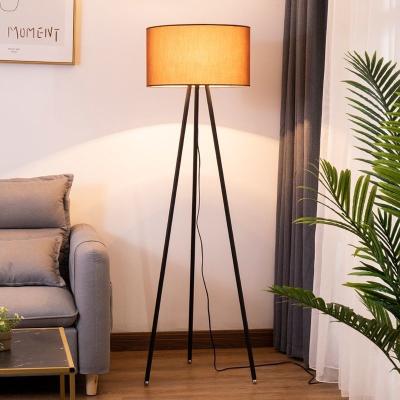 中国 Residential Living Room Modern Tripod Metal Floor Lamp For Hotel Bedroom Reading Room 販売のため