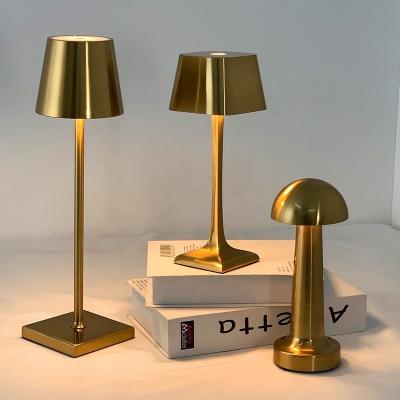 中国 Battery Restaurant Decor luxury hotel Portable Touch Retro Rechargeable Electroplating Gold LED Table Lamp Cordless 販売のため