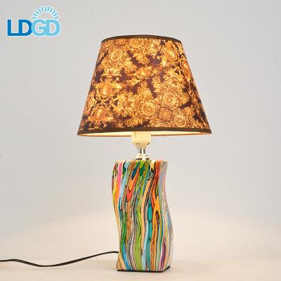 China The popular factory green funky elegant gold coloured bedside ceramic table lamps for sale