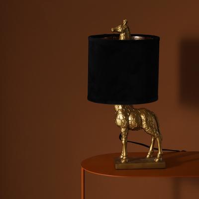 China small giraffe resin animal base home decoration black lampshade luxury gold desk lights for living room Te koop