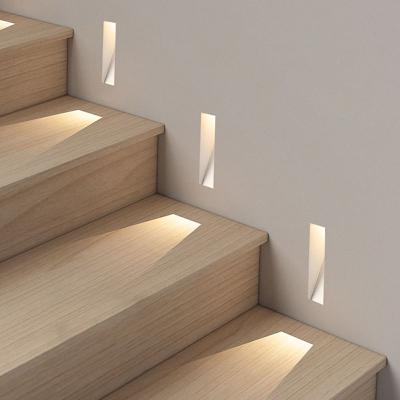 China Modern LED Sensor Corner Wall Lamp Elevate Your Staircase with 30000 Hours Working Time and Minimalist Bezel-less Design à venda