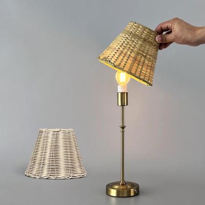 中国 80 Ra Color Rendering Index Battery-Powered Rattan Restaurant Table Lamps with Replaceable Lampshade and Cordless Design 販売のため