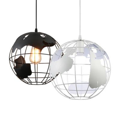 China 85 lm/w Efficiency Iron Tellurion Pendant Light Globe Lamp for Dining Room Earth Chandelier zu verkaufen